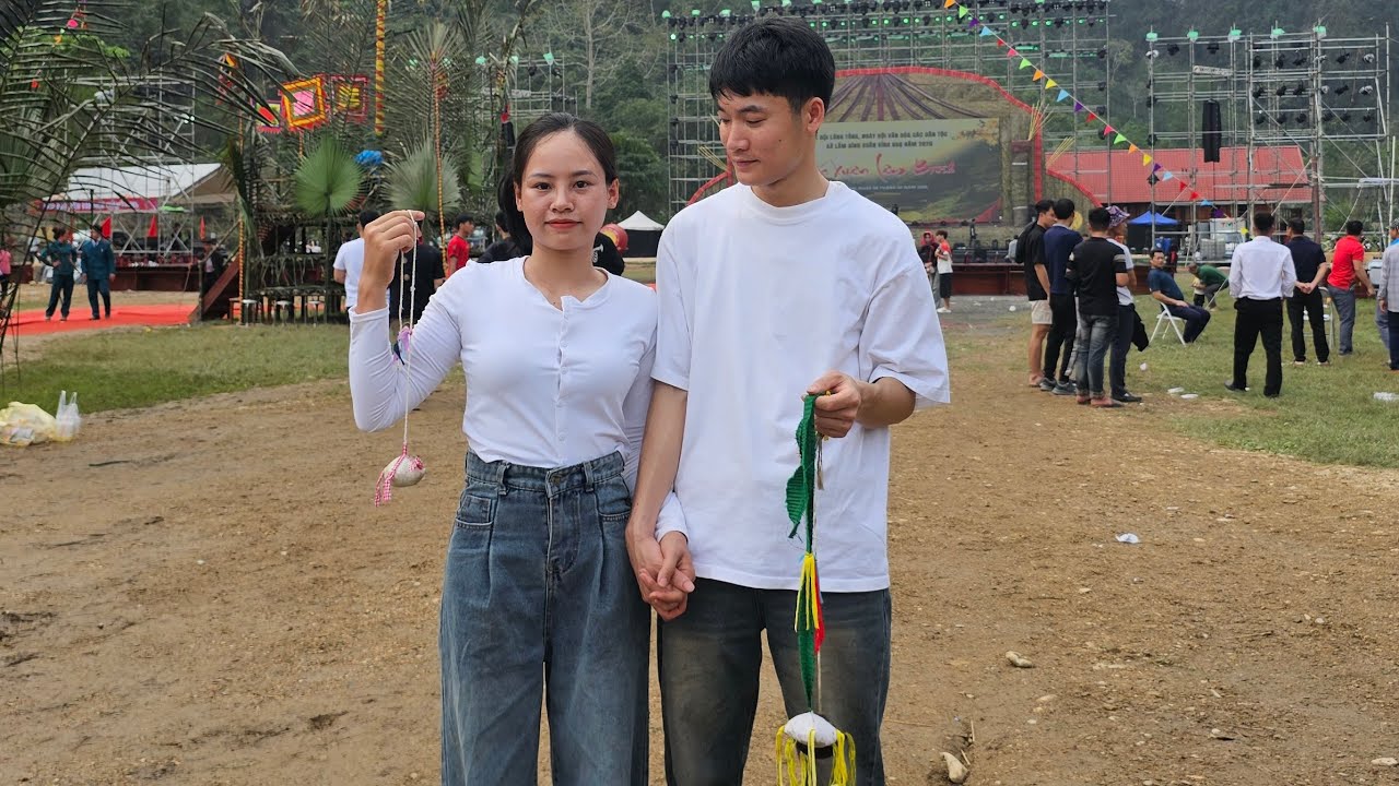 Tien and Ly Tu Lien went out together. A happy life.