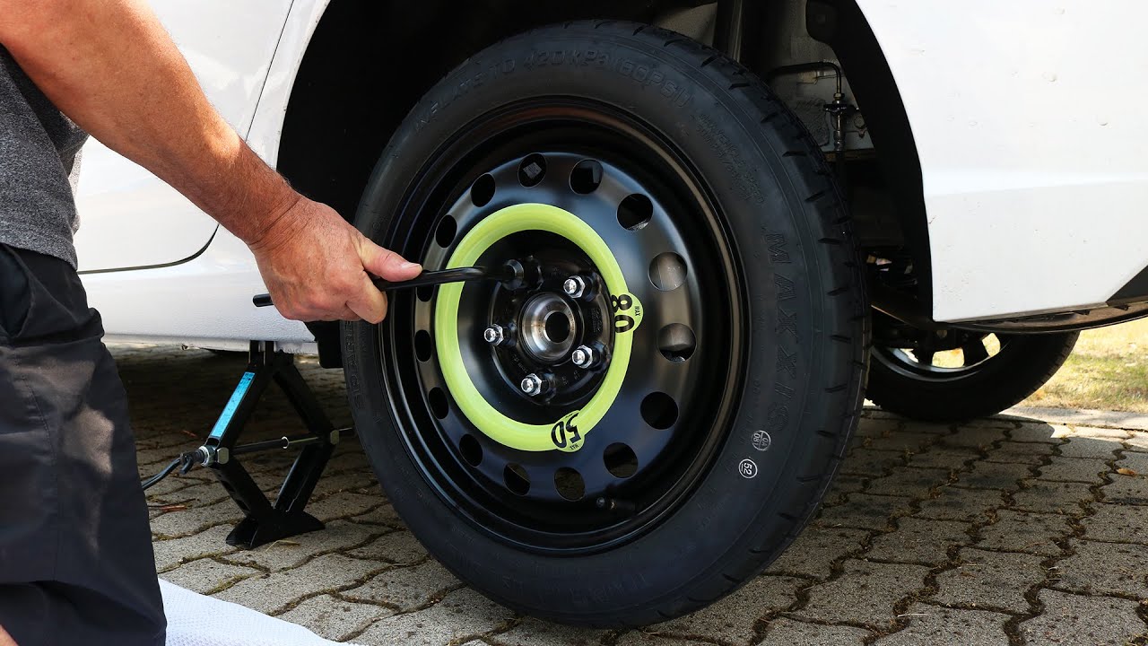 Hyundai i30 - Spare Tire Installation