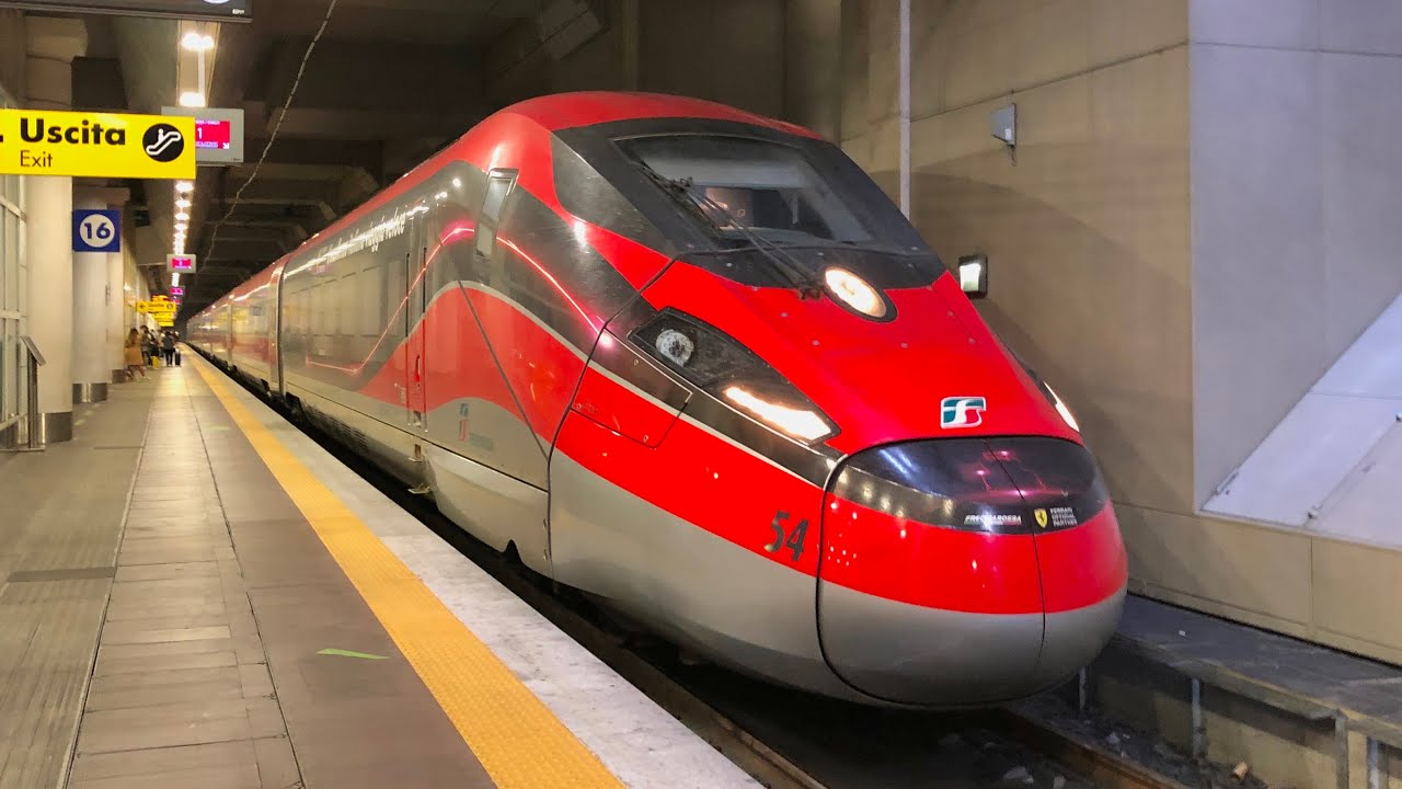 ARRIVI E PARTENZE DI TRENI AD ALTA VELOCITÀ ALLA STAZIONE DI BOLOGNA CENTRALE AV!