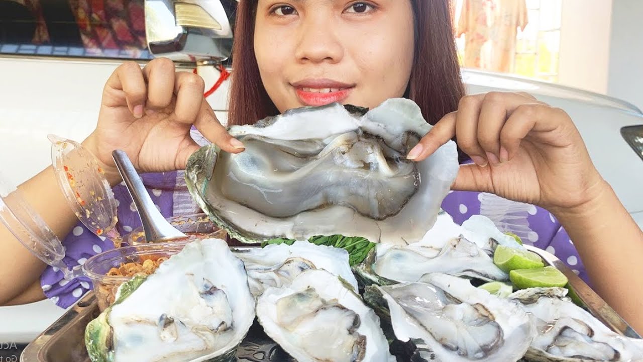 mukbang oyster delicious, eating seafood oyster with chili sauce