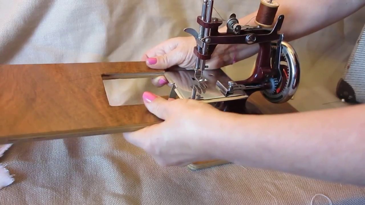 VINTAGE ~ ESSEX ~ TOY SEWING MACHINE