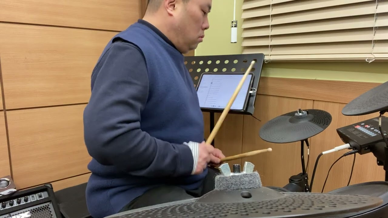뛰어 드럼으로 