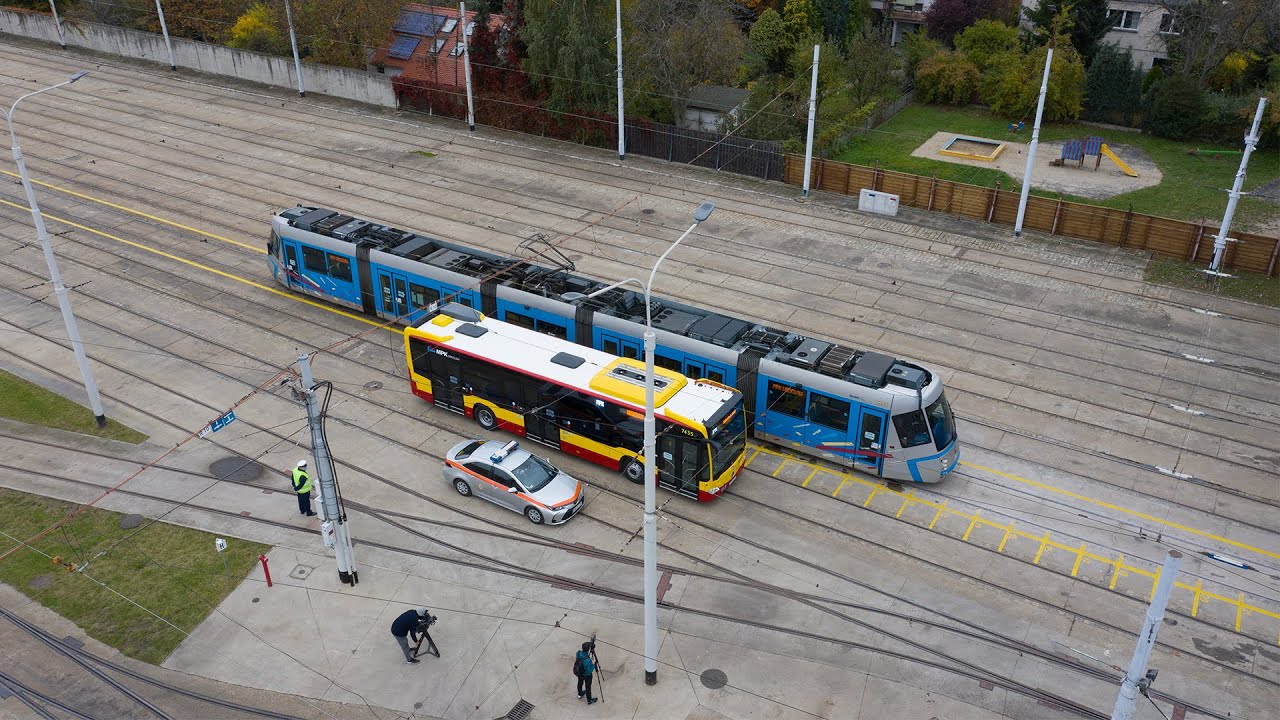 Tramwaj vs auto vs autobus - próba hamowania. MPK robi test i apeluje o rozwagę na drogach