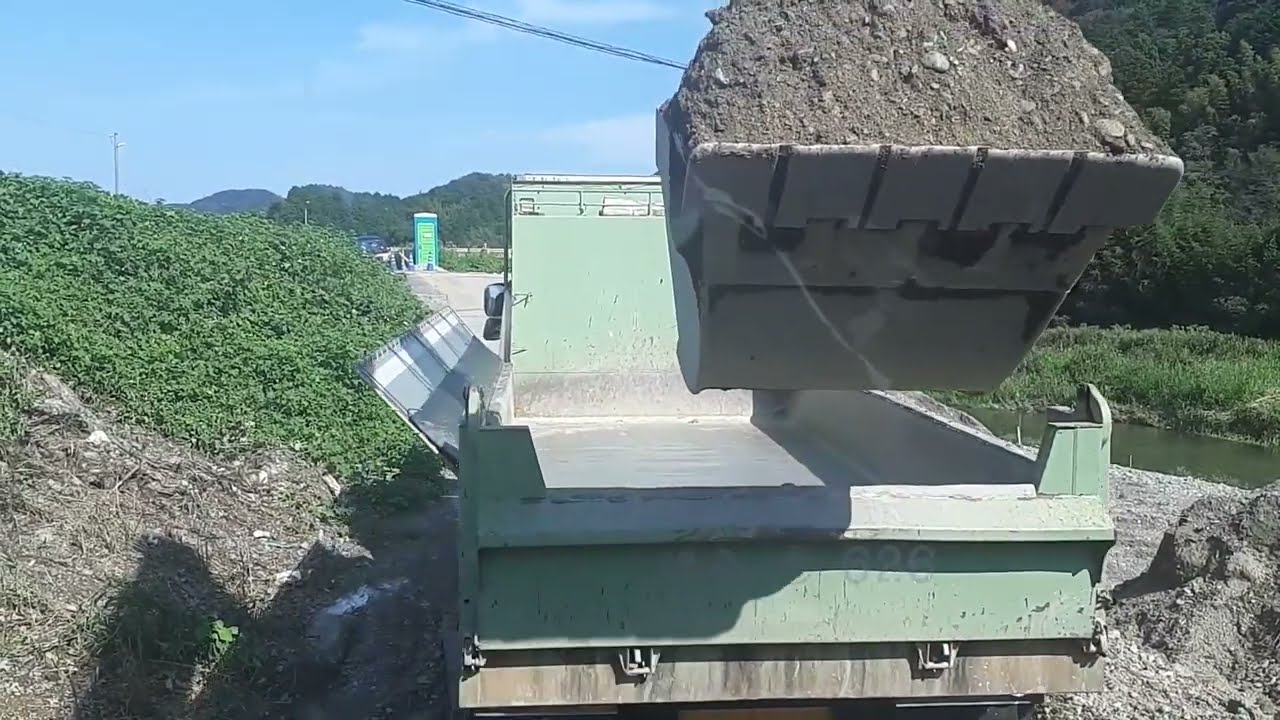 0.7m3バックホーで11tダンプに積込