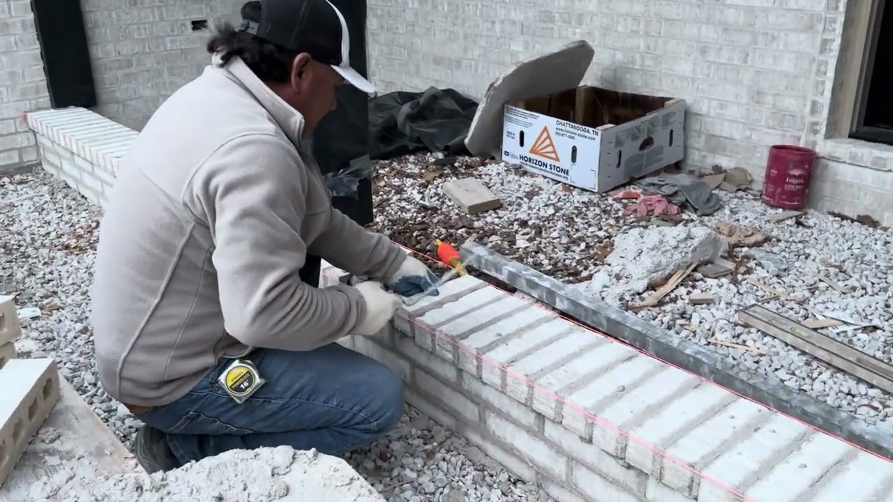 Así pegamos el último ladrillo de la tapa en el porche 
