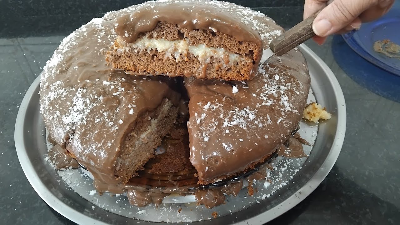 Receitas caseiras fáceis de Bolo de chocolate c/recheio de cocada cremosa e brigadeiro. 