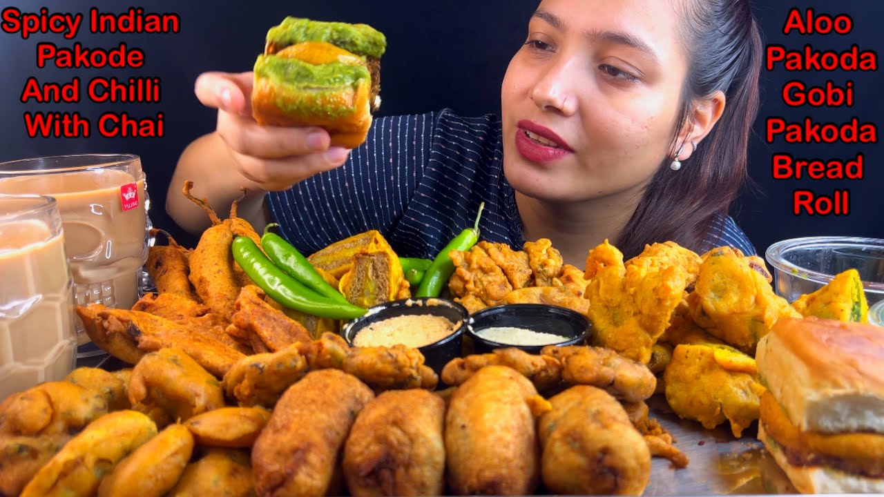 Eating Spicy🔥 Gobi Pakoda, Mirch Bhaji, Bengan Pakoda, Bread Roll, Paneer Pakoda, Aloo Pyaj Pakoda
