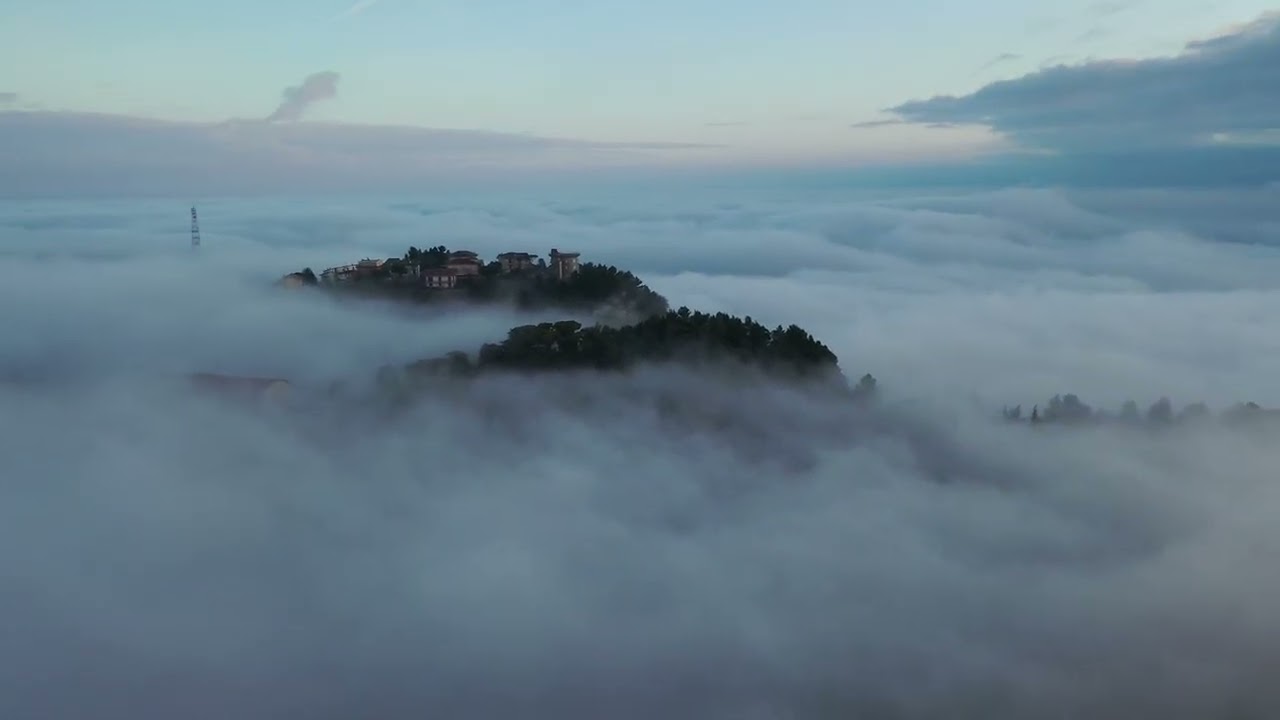 Ripatransone uno dei borghi piu belli d'Italia. Un paese in mezzo alle nuvole.