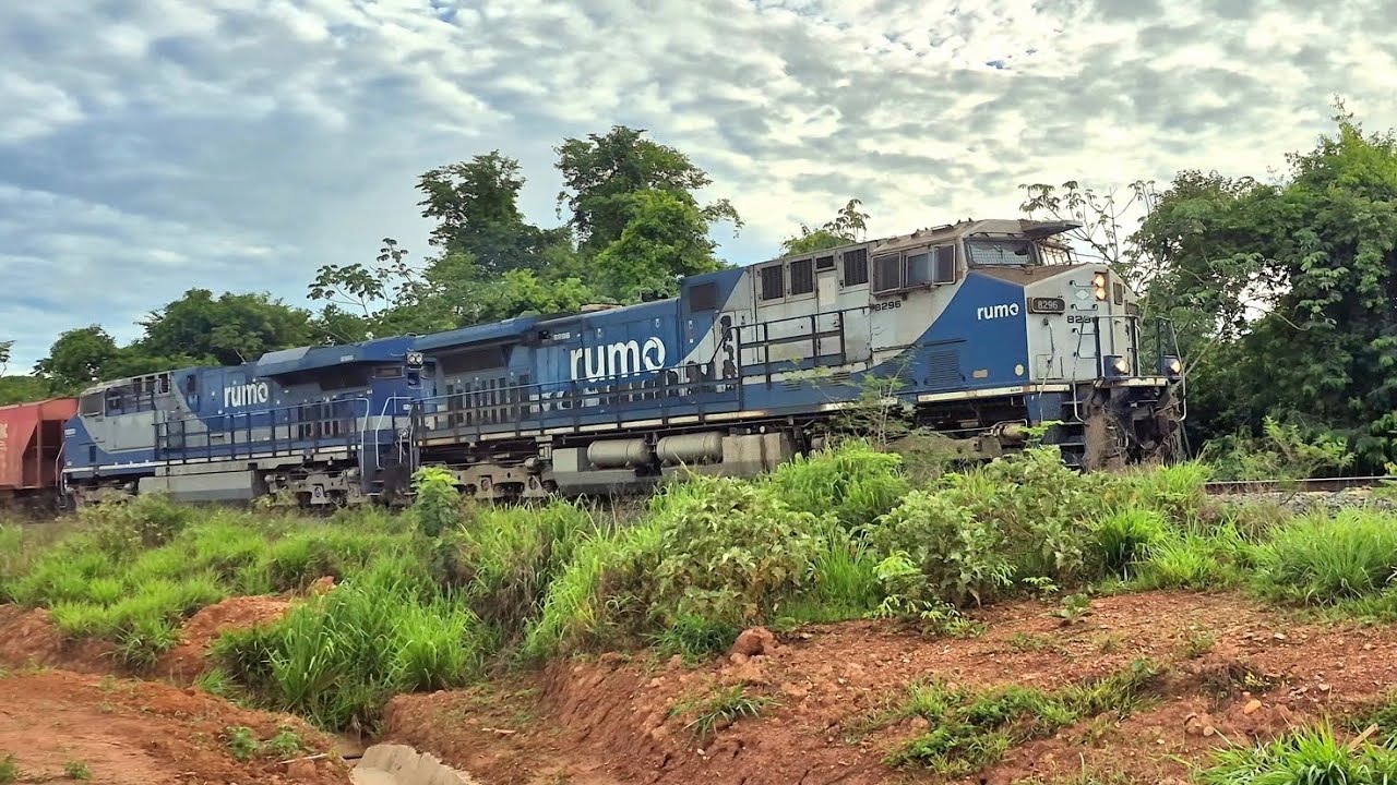 Trem graneleiro carregado passando por Santa Isabel GO, Ferrovia Norte Sul