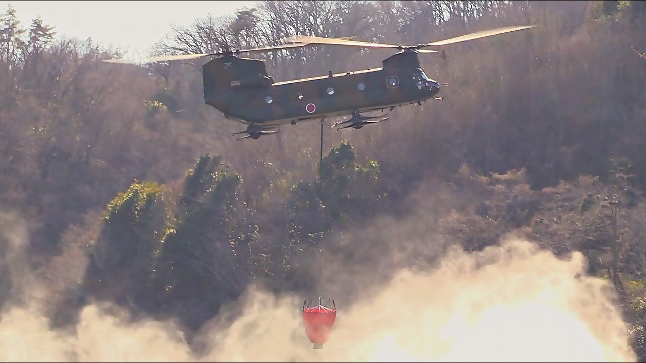 山梨県上野原山林火災 陸上自衛隊ヘリコプターCH-47チヌーク消火活動