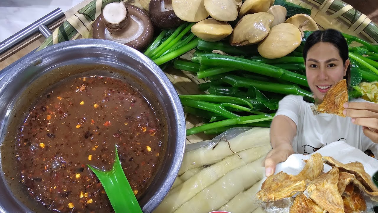 วันนี้กินข้าวกับน้ำพริกปลาร้าต้ม ผักต้ม ซุปเห็ดเผาะร้อนๆเลยค่ะ