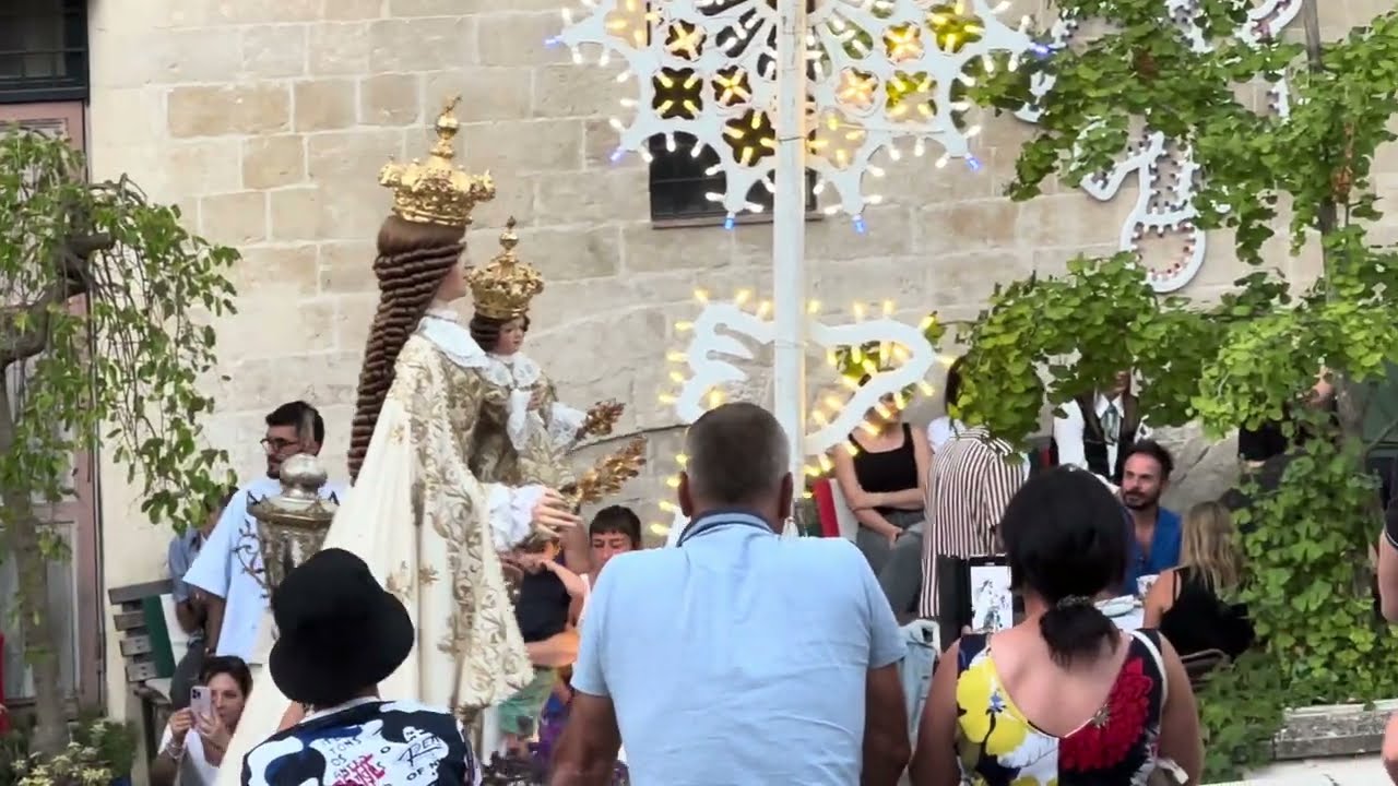 La processione per l'ottava di Maria SS. della Bruna a Matera inizia la discesa nei rioni Sassi