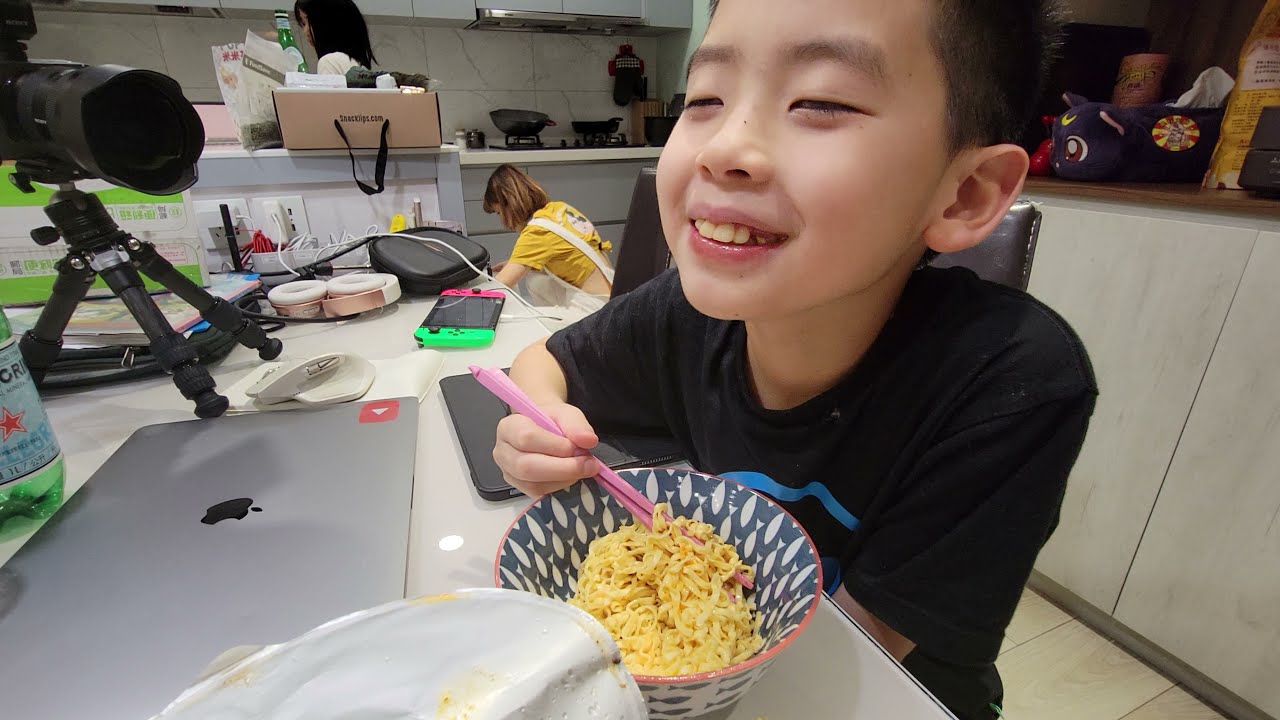 辣死阿Yo！宵夜吃泡麵...滿漢大餐麻辣火鍋口味！