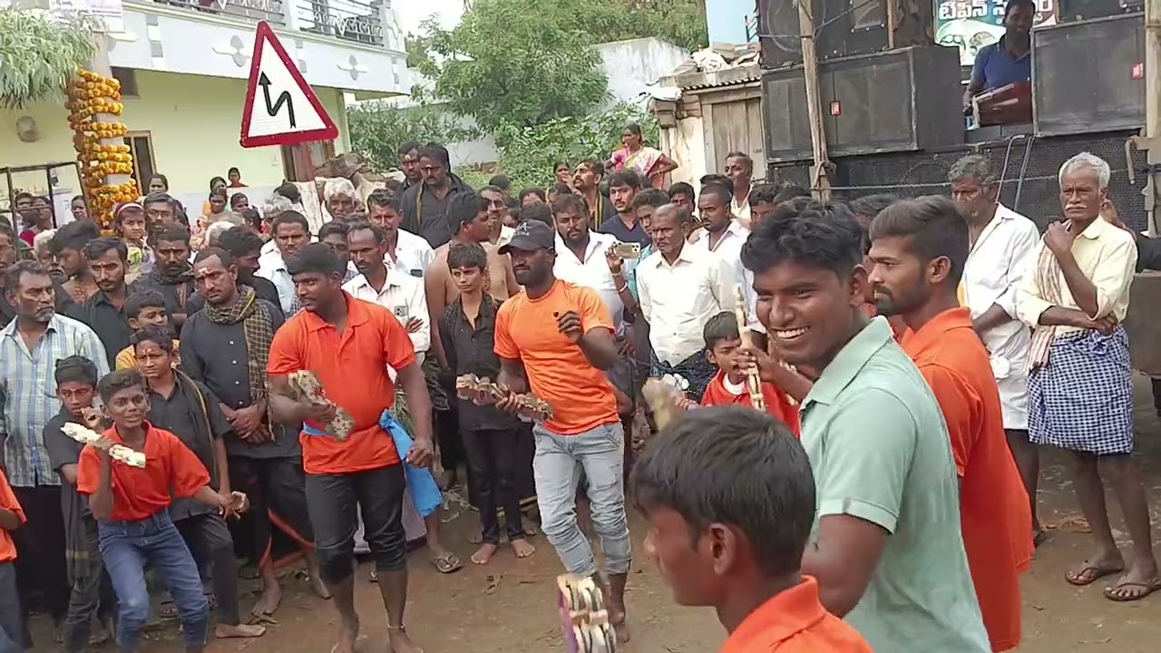 కొలిచేము నిన్నే ఓ పాలి దేవా తలచే నిన్నే మాపాలి దైవ కందుల .రవి కుమార్ గారు పాడుతున్నారు .22/11/2023