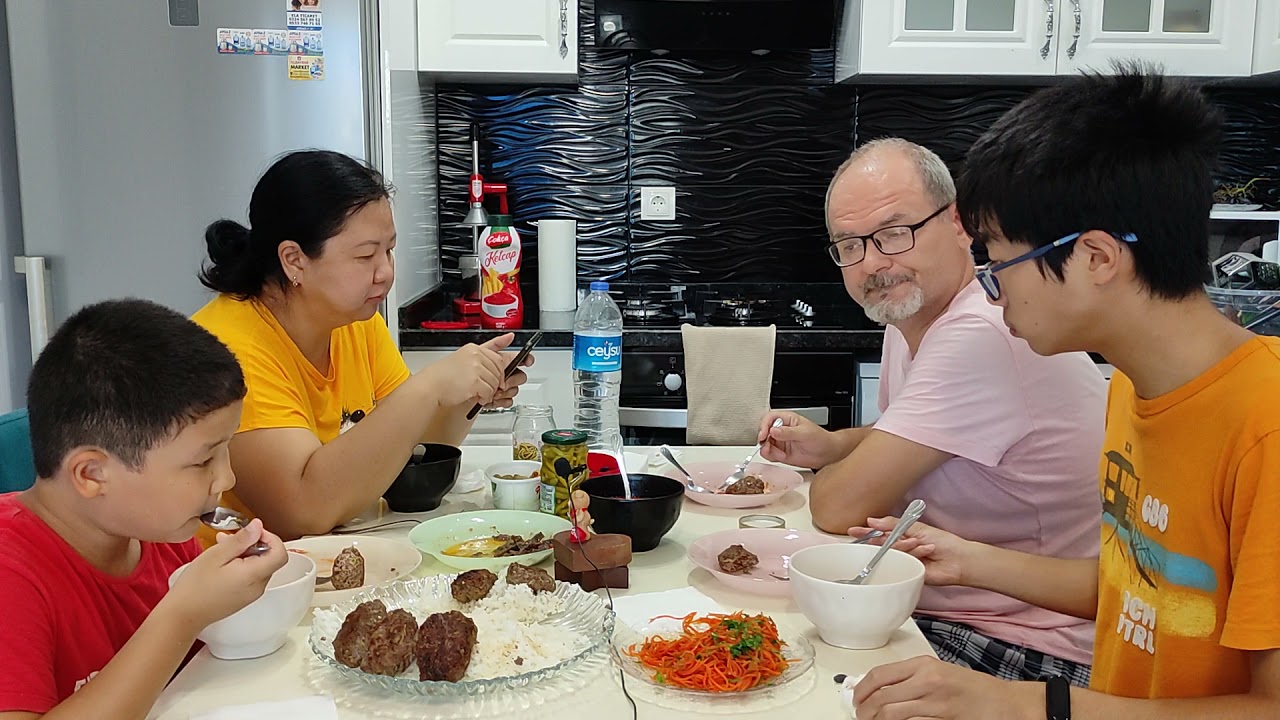 МУКБАНГ СЕМЕЙНЫЙ: КОТЛЕТКИ с Рисом, Морковка ПО КОРЕЙСКИ, Аджика, КАДИ ЧА, Оливки, Маслины, ПЕРЕЦ!