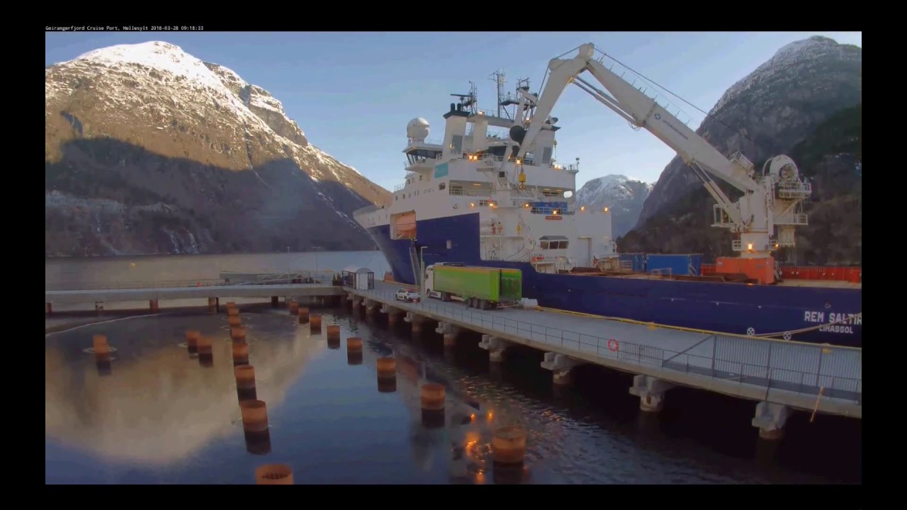 Nach der Winterpause - ein neues Schiff in Hellesylt - en0355