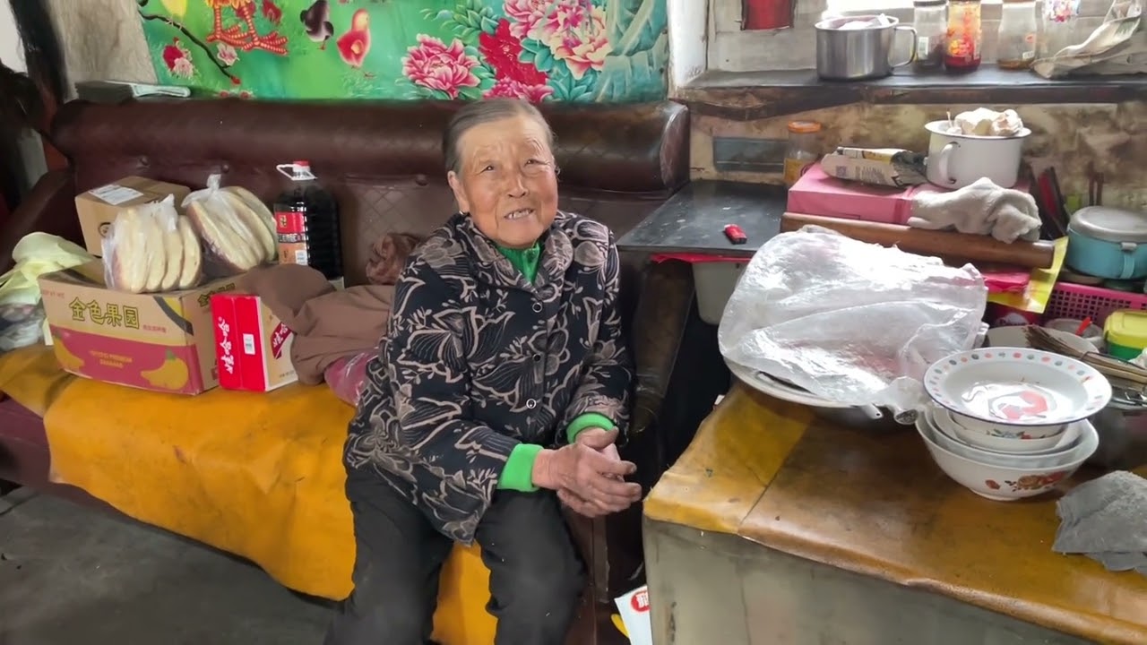 山西忻州原平，肉娃给姥娘改造家贴壁纸，她高兴的讲以前的故事