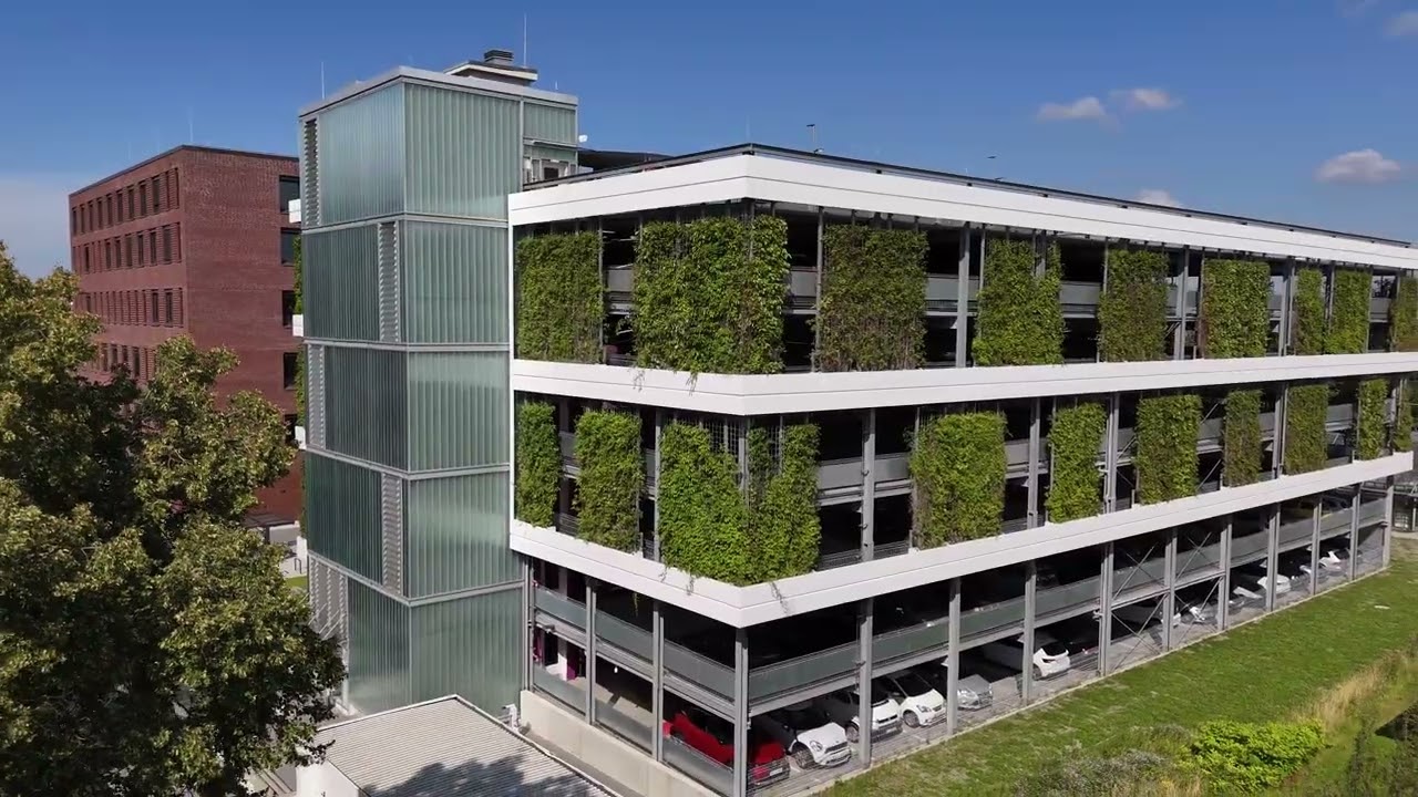 Grüne Fassade an Kieler Parkhaus