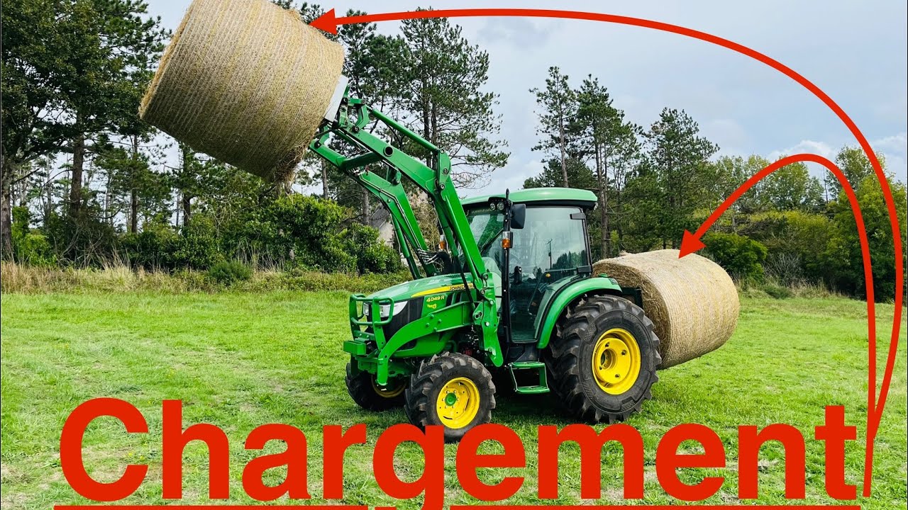 Micro tracteur John Deere avec chargeur au chargement de rounds de foin dans un camion benne