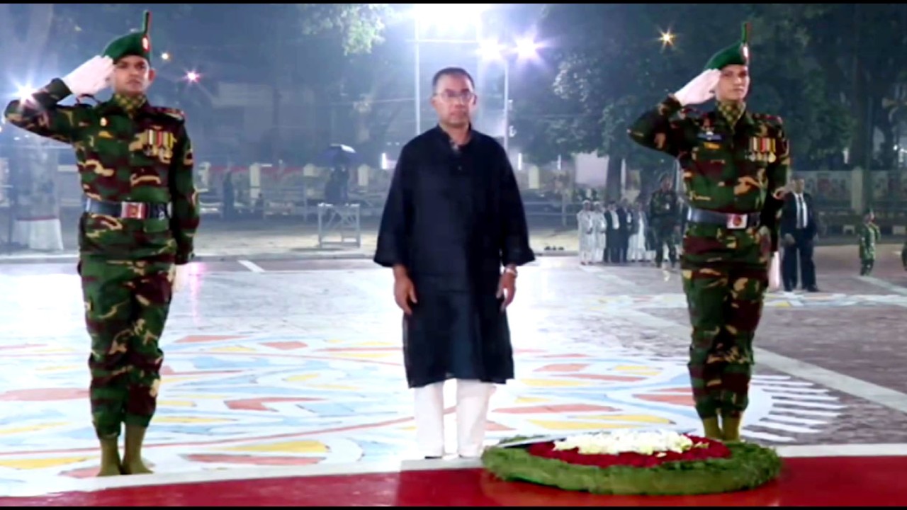 কেন্দ্রীয় শহীদ মিনারে আন্তর্জাতিক মাতৃভাষা দিবসে প্রধানমন্ত্রী তারেক রহমান পুষ্পস্তবক অপর্ণ করছেন
