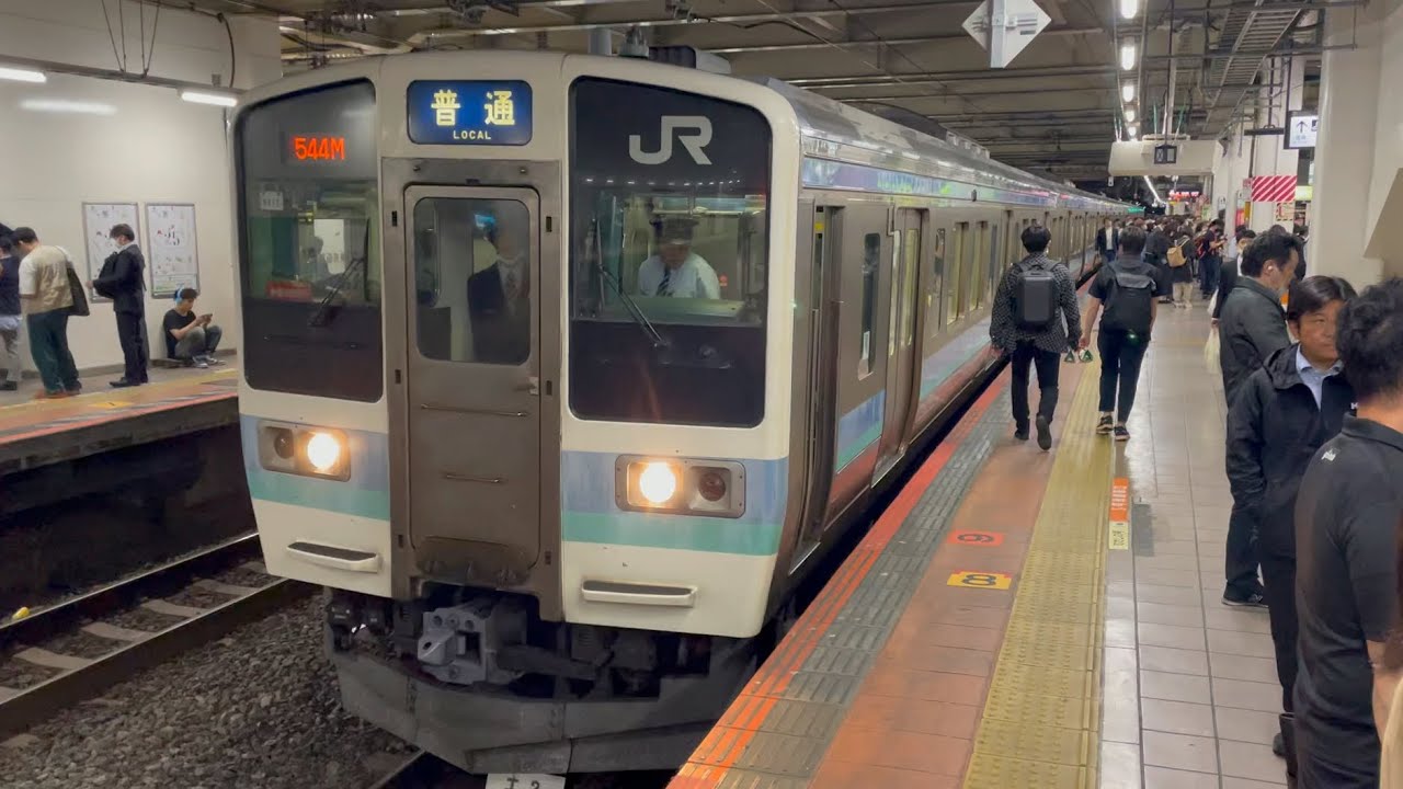 【激レアな音色の爆笛炸裂！】国鉄211系2000番台ﾅﾉN612編成が回送電車として非常警笛を鳴らして立川駅4番線を発車するシーン（回544M）2024.4.25.18:59