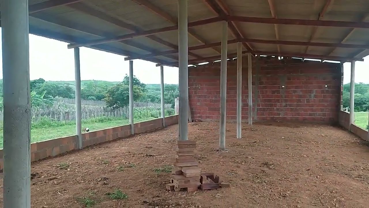 Telhado do galpão concluído.
