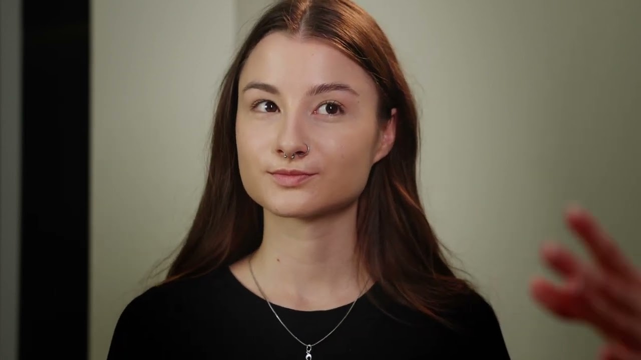 Grunge make-up trend - készíts vagány, mégis csillogó ünnepi sminket Laurával!