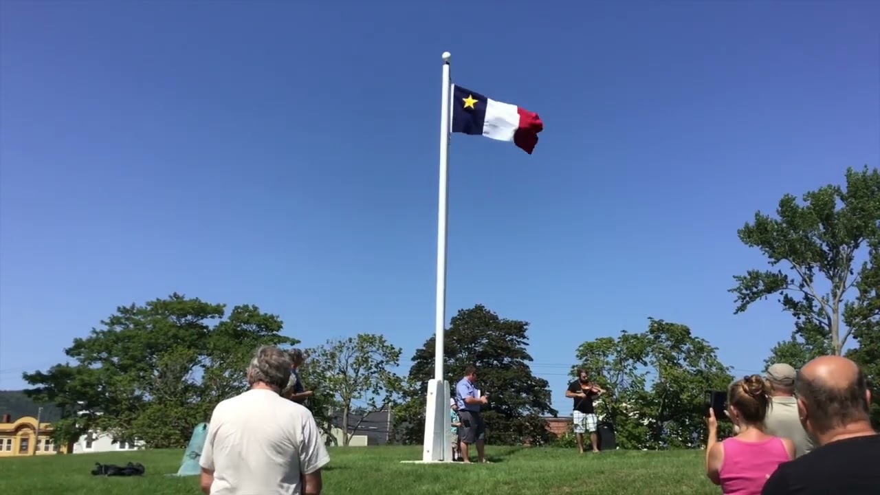 La cérémonie du premier lever du drapeau acadien à Fort Anne