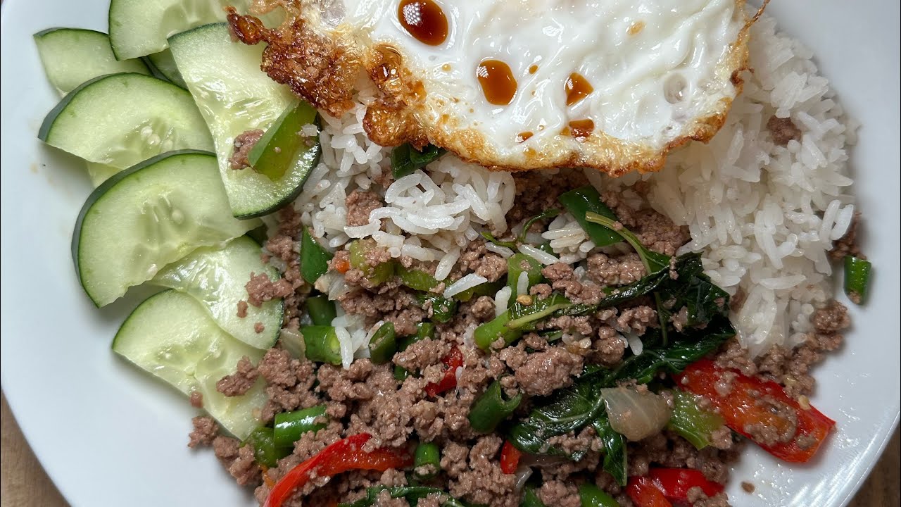 Spicy beef basil ผัดกะเพราเนื้อ