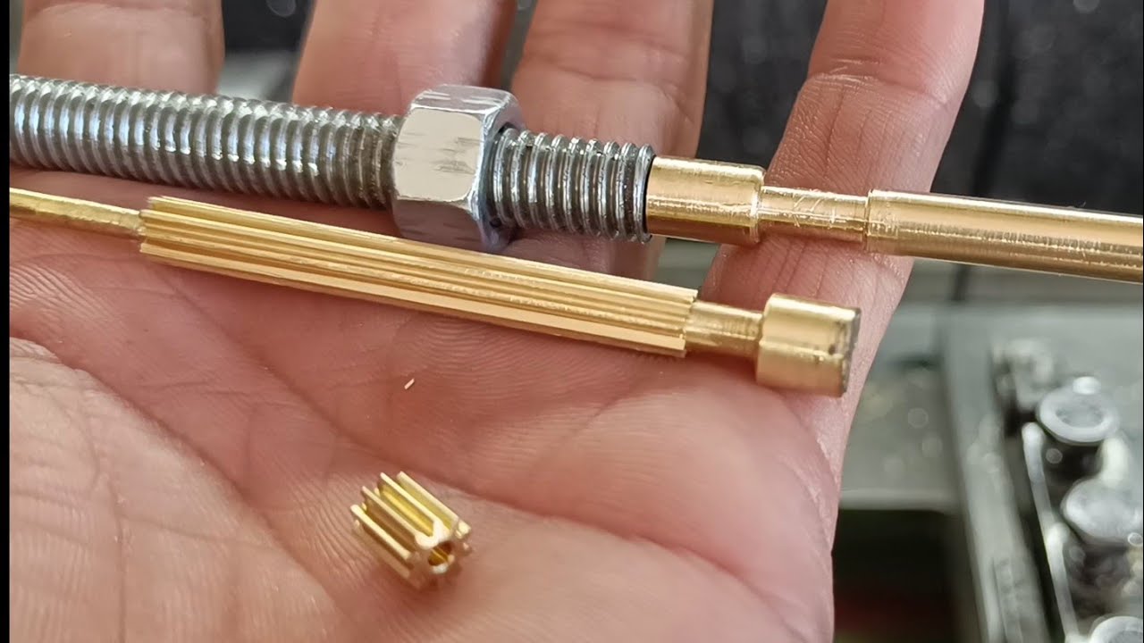 Como copiar engrenagens, usando uma porca e uma barra roscada, mini torno mecânico!