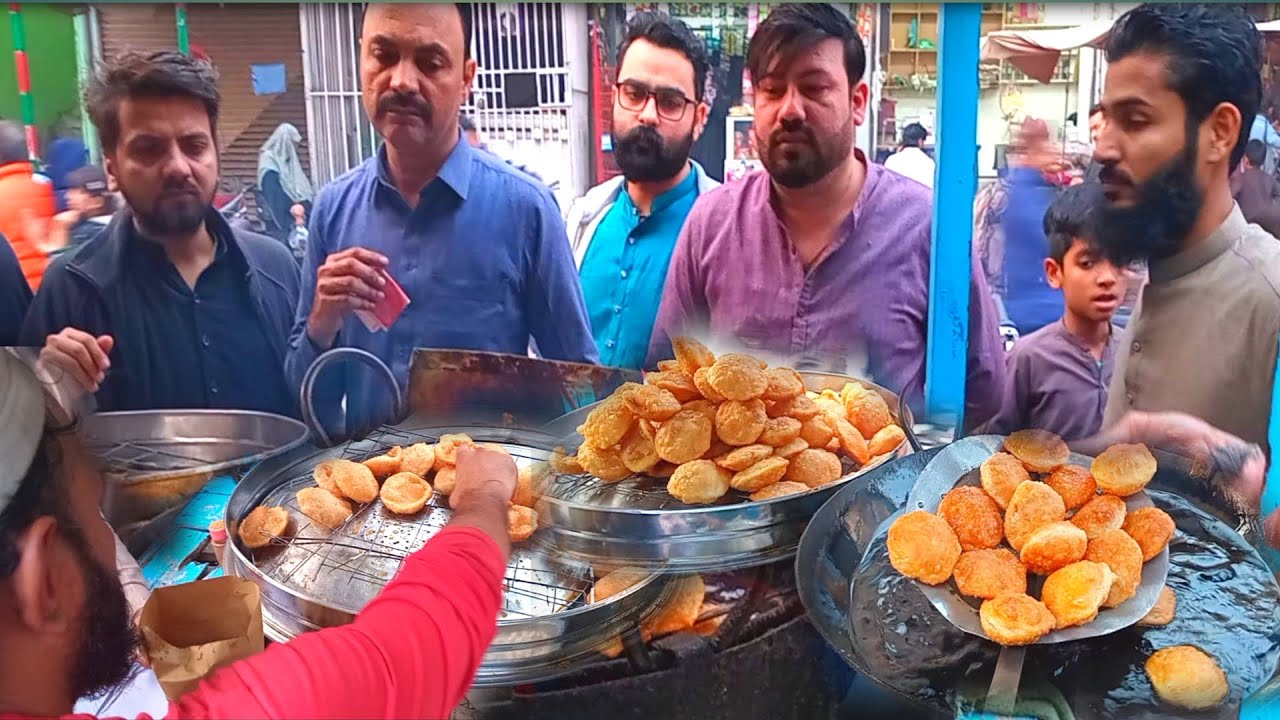 Is Kachori Ki Line Kabhi Khatam Nahi Hoti 🔥😱 | Famous Rupa ki Street Kachori Fry