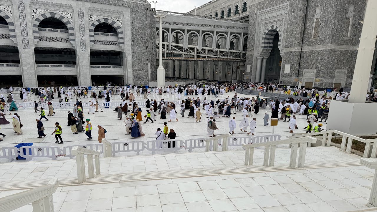 Walking in Makkah Masjid Ul Haram 