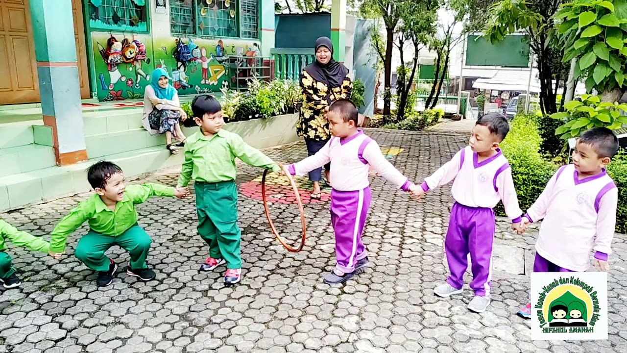 Latihan motorik kasar melalui estafet hula hoop,,, seruuuu