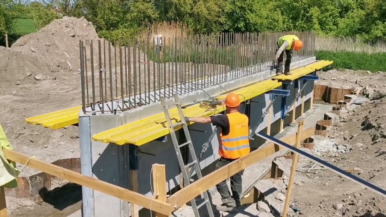 Kompina. Budowa mostu na rzece Bzurze. Kierownik robót mostowych - Daniel Łakomiec Primost Południe.