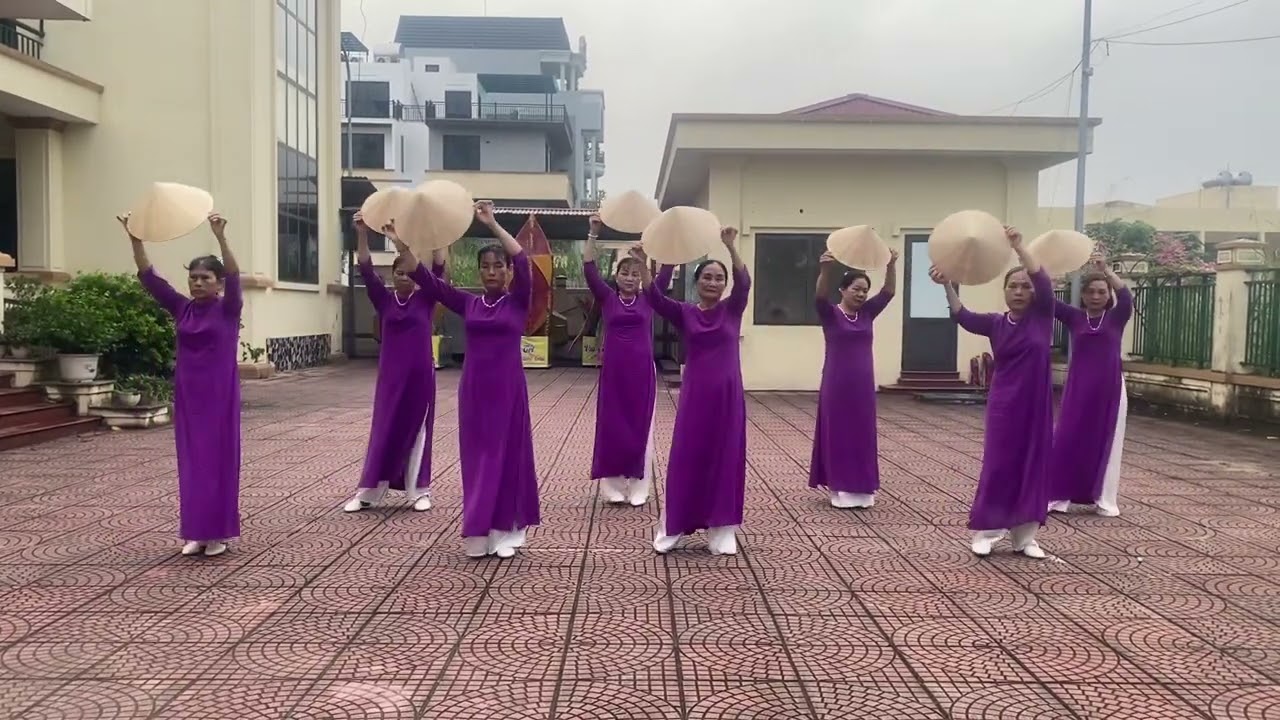 CLB gái dâu họ phạm tổ dân phố đa hội múa nón trên nền nhạc bài hát hai quê 