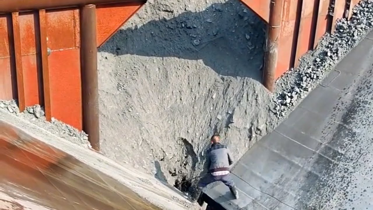 Barge unloads 2900 tons of ore - Work vlog on the barge - Smooth flow