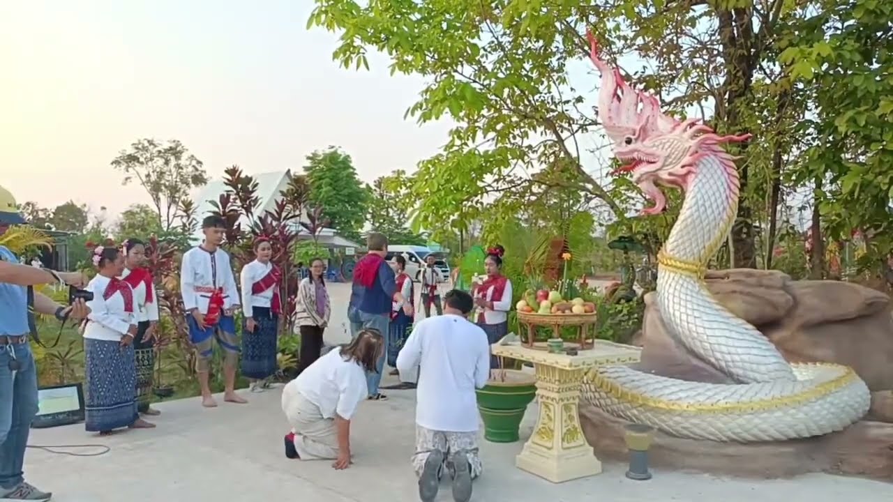 FCดีใจที่ได้มาไหว้พ่อปู่แม่ย่า  กลั้นน้ำตาไม่ไหว  ได้มาแก้บนเหมานางรำทั้งหมดในนา 