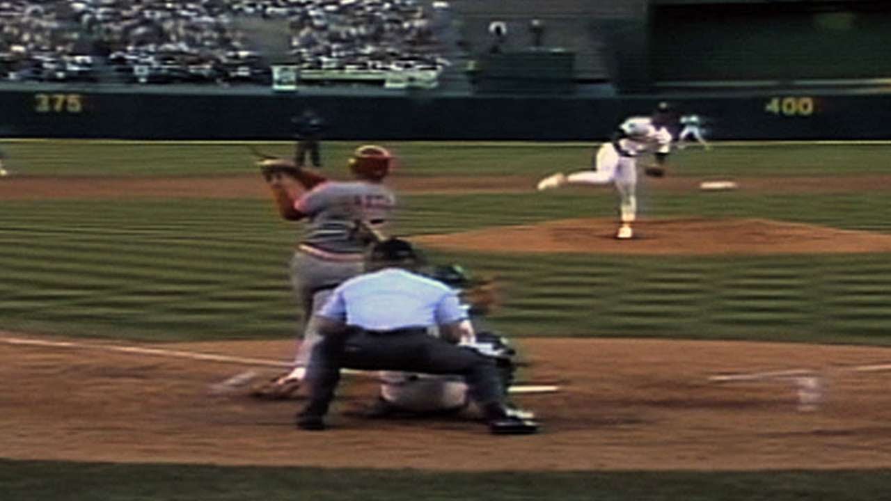 1990 WS Gm4: Glenn Braggs' bat breaks on back