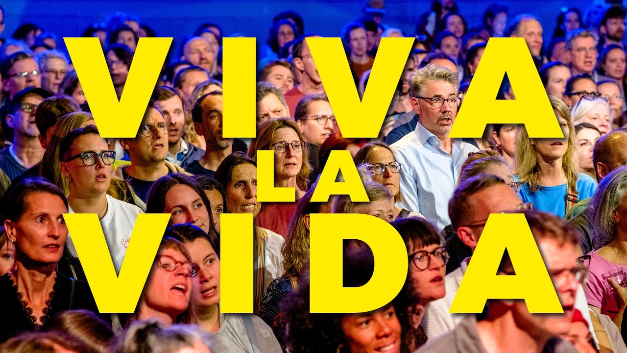700 voices sing VIVA LA VIDA (Coldplay)