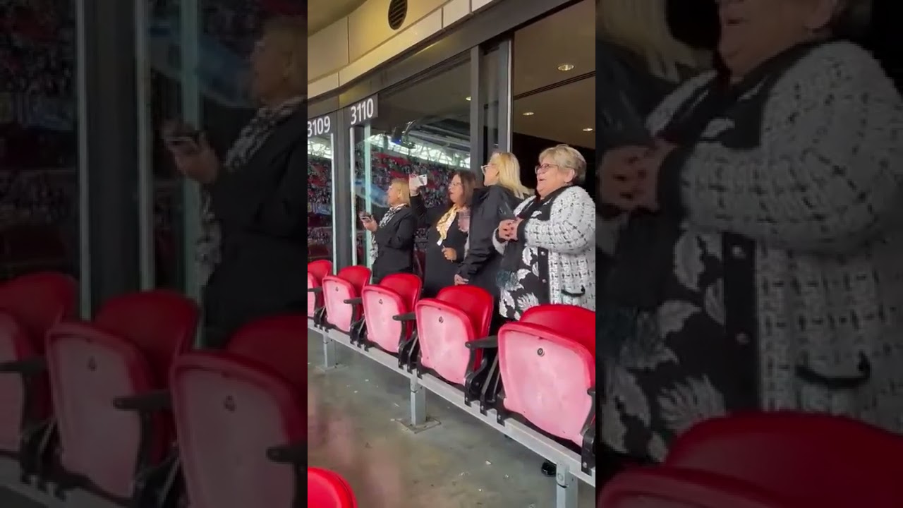 Las hermanas de MARADONA, bailando Live is Life en Wembley