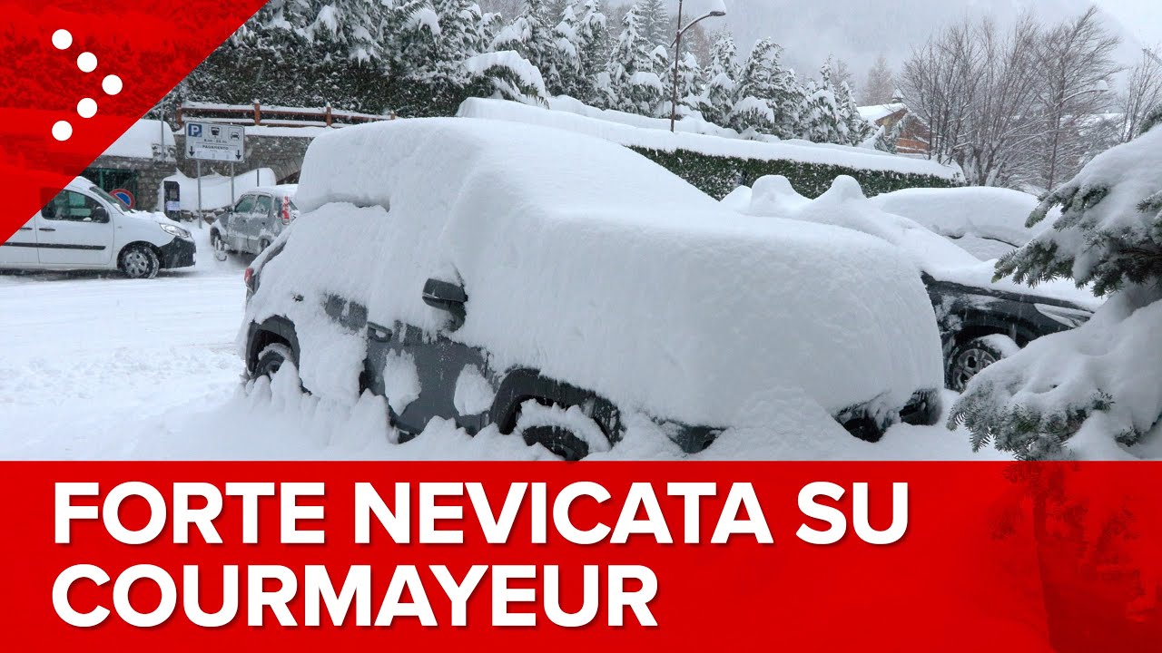 LIVE La neve scende fitta a Courmayeur. Imbiancata anche Aosta: diretta video