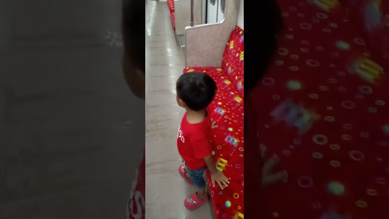 azril naik KRL di stasiun bogor