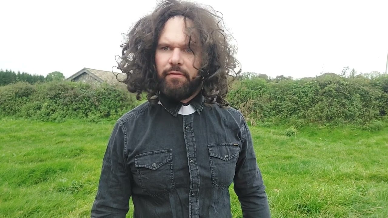 A Strange Sighting in the Country 🇮🇪 🧑‍🌾