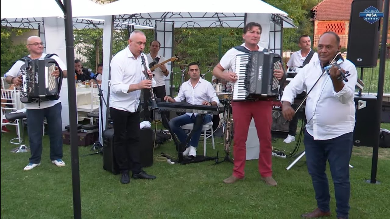 Orkestar Slaviše Vidojevića-Slavlje u domu porodice Dinić