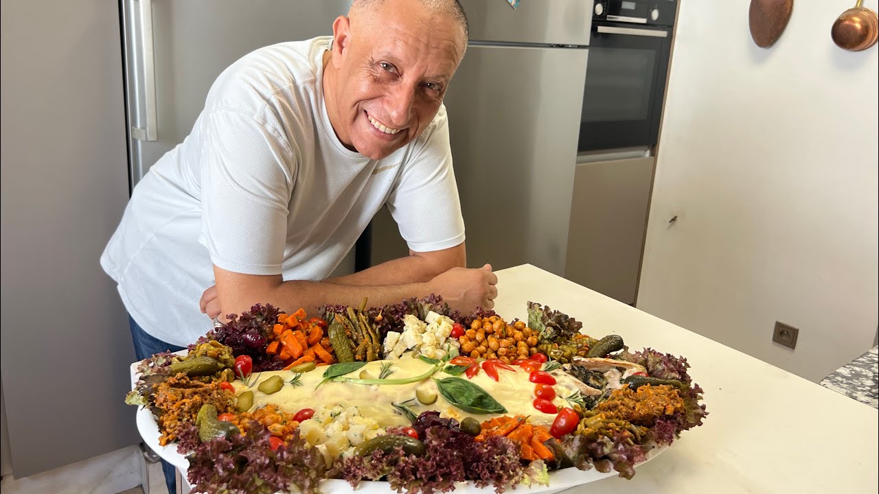 الشاف جاب ليا واحد السومو عمرتو بالسبانخ و الفطر و رافقو بسلطات جا غداء هماوي لذيذ صحي برعتهوم 🥰🥰