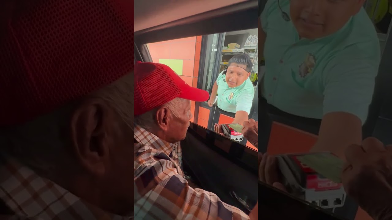 ¡POR PRIMERA VEZ! 😱 #Mechito comprando en un Auto Servicio