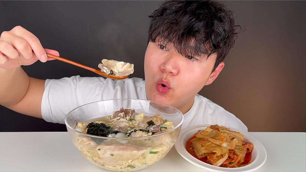 새해 첫 먹방은 쫄깃쫄깃한 떡만두국 먹방!!!
