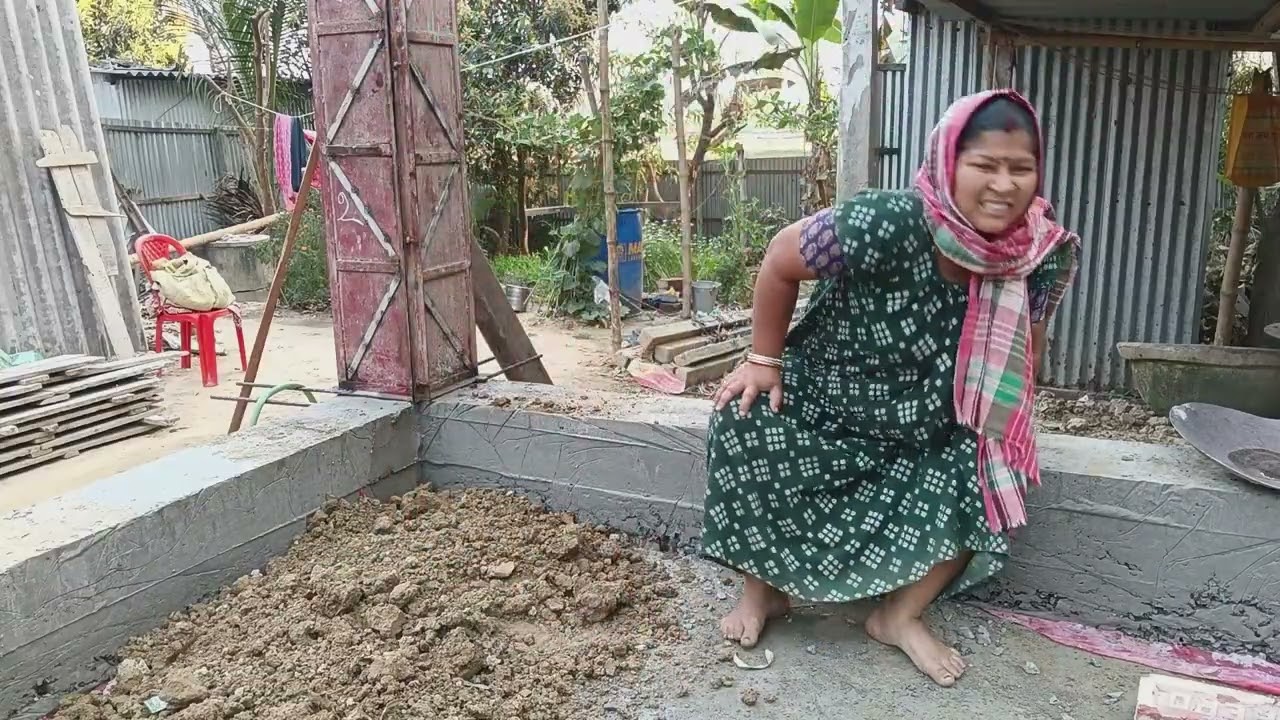 অনেক সকালে উঠেছি মাটি কাটার কাজে ব্যস্ত হয়ে পড়েছি দেখো বন্ধুরা রান্না হয়নি রান্না করবো