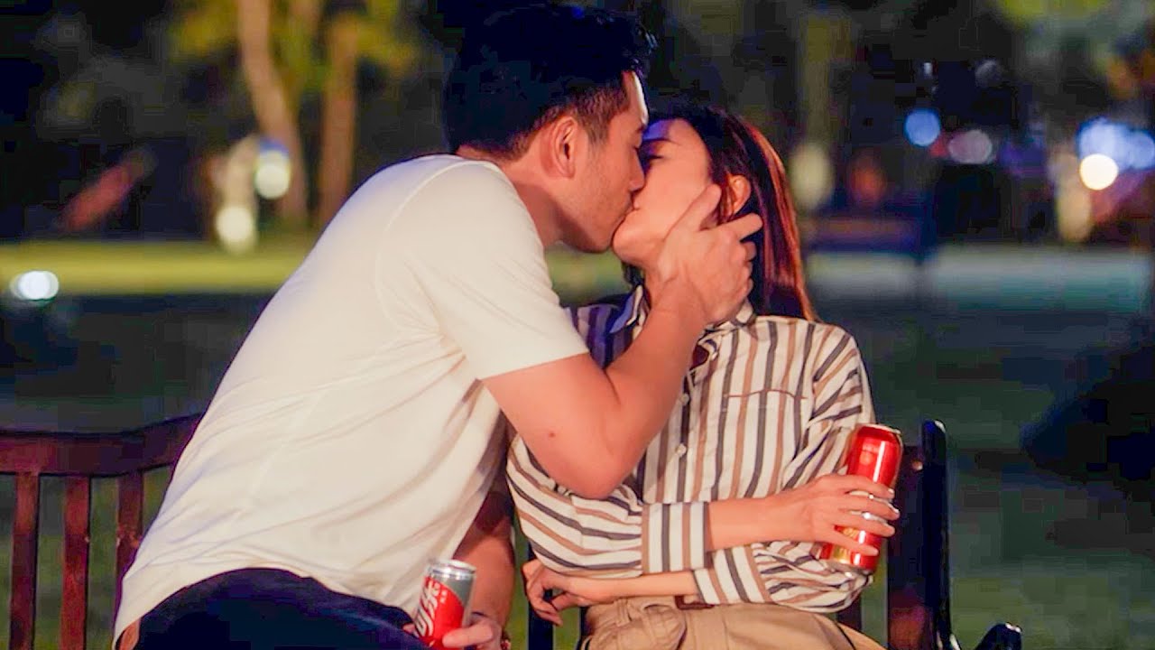 สาวร้องไห้ถามว่าซีอีโอเสียใจไหม เขาตอบด้วยจูบที่เร่าร้อน!