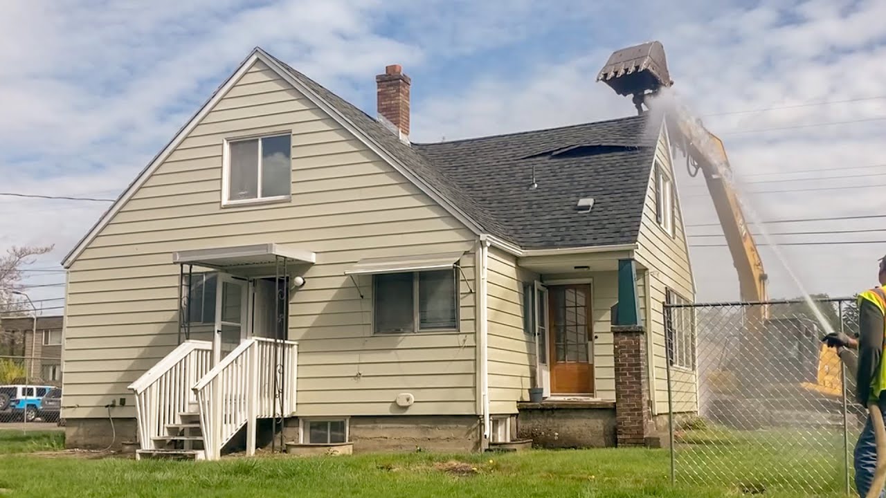 Watch a 323 Excavator Demolish an Entire House!
